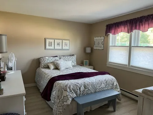 2 Bed/1 Bath Saunders Bay Gilford with boat slip. Walk to Meadowbrook for a show