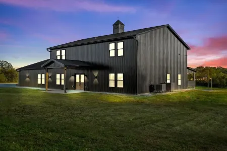 Barn! 2-Hole Golf Course, BBall, Wiffleball, Soccer, Theater, Arcade, 2 Hot Tubs Отели в г. Монтгомери