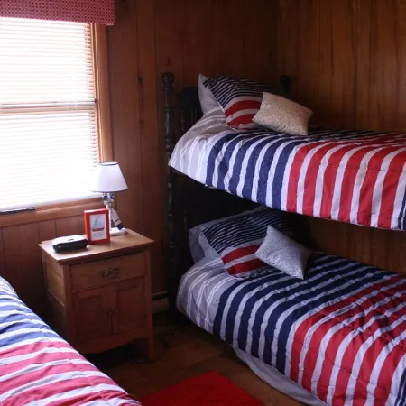 Green Lake: Charming Cottage with Sandy Beach & Dock - Ideal for Family Getaways