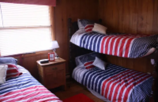 Green Lake: Charming Cottage with Sandy Beach & Dock - Ideal for Family Getaways