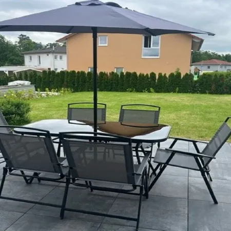 Moderne Ferienwohnung, Platz für 6 Gäste - 2 Schlaf-/ Wohn-/badezimmer, Terrasse Отели в г. Зинген