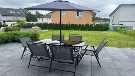 Moderne Ferienwohnung, Platz für 6 Gäste - 2 Schlaf-/ Wohn-/badezimmer, Terrasse