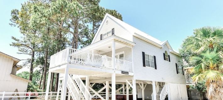 1 Block to Beach Pet Friendly Large Deck & Living Space +Plenty PK Hotels in Surfside Beach