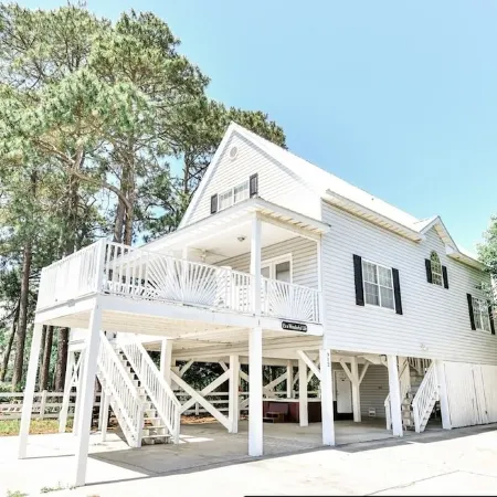 1 Block to Beach Pet Friendly Large Deck & Living Space +Plenty PK