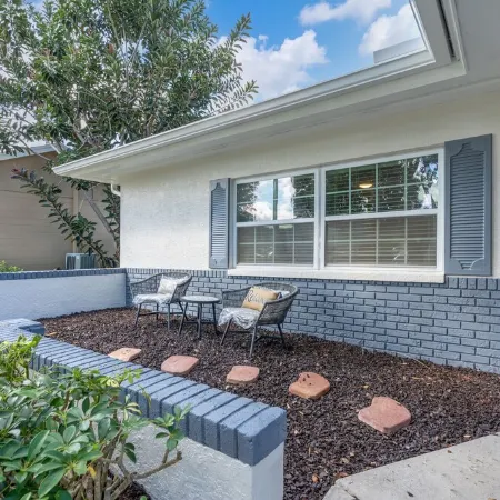 NEW* KING Bed/Centrally Located/Near Parks & Beach