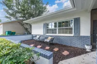 NEW* KING Bed/Centrally Located/Near Parks & Beach Hotels near Pop Stansell Park