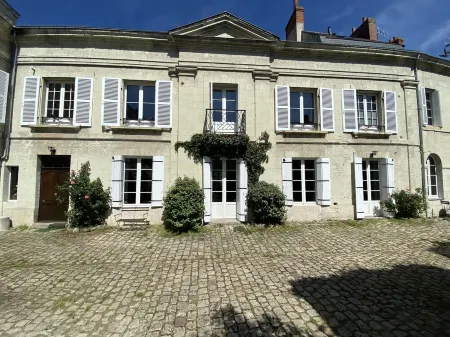 3500 SQF/HISTORIC HOUSE WITH WARMED POOL IN THE OLD SAUMUR/GREAT VIEWS