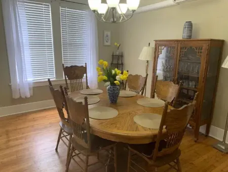 Charming 2 bed-room apartment in heart of town