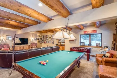 SKI-IN/ SKI-OUT WITH GORGEOUS MOUNTAIN VIEWS!