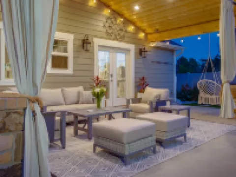 Luxury Retreat-Gourmet Kitchen, Playhouse, Hot Tub, & Steam Shower レイトンのホテル