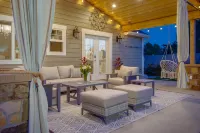 Luxury Retreat-Gourmet Kitchen, Playhouse, Hot Tub, & Steam Shower