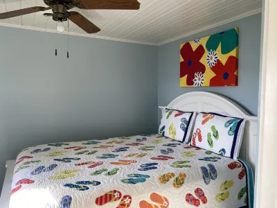 Peaceful Lakefront Cottage Hotels near Boondocks Adventure Farm