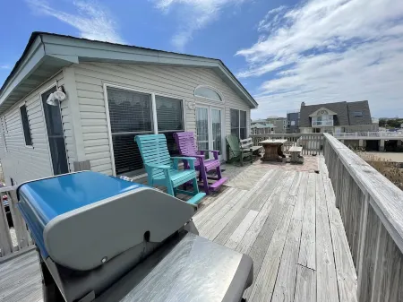 Bay Front Home with Amazing Sunset Views, Short block to Beach, centralA/C,kayak Отели рядом с достопримечательностью «Бичфронт»