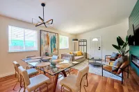 Modern LUX 4 bdrm - Near Mall, Boeing, Paine Field & Eateries!