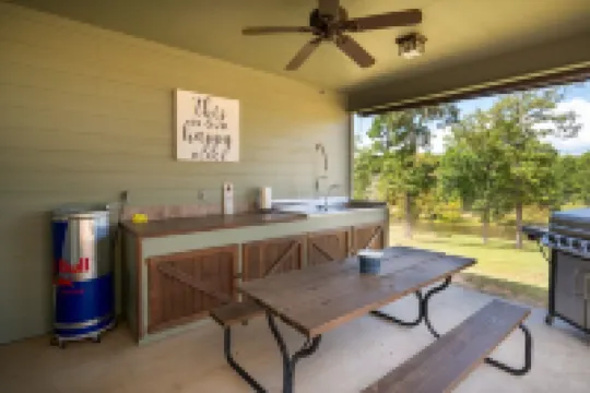 4Bd 3BTH, Lakeview, Huge Covered Outdoor Patio Firepit, and Fishing @ Jolie Vue