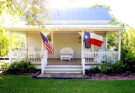 Circa 1900 Farmhouse Cottage - Pond - King Bed - Fenced - 8 Miles to Brenham