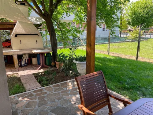 Spacious and bright apartment with garden in central area