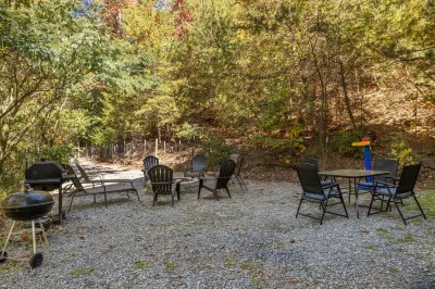 Luxury Spacious Secluded Cabin HotTub  4 Bedrooms 3-Story Sleep 12 Hotels near Talking Turkey Studio