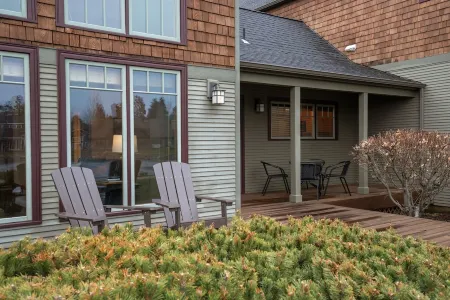 View stunning sunsets and enjoy cozy comfort steps from the heart of Sisters.