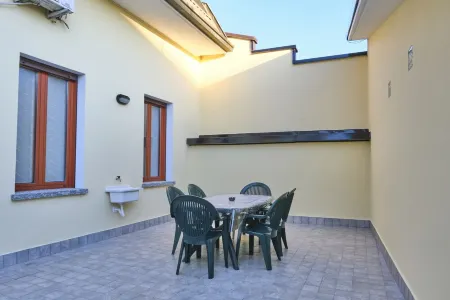 [Milan - Como] Elegant House with Large Terrace Отели рядом с достопримечательностью «Area umida di Ca del re»
