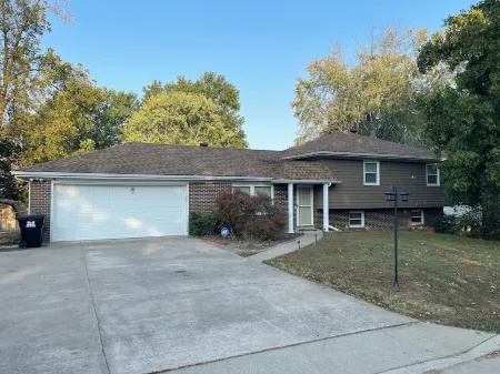 Elm Tree Oasis, 3-bedroom house in charming Jefferson City with AC, WiFi. Отели рядом с достопримечательностью «Биндер Лейк Павилион»