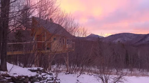 Cozy warm treehouse with Amazing views!  Winter Paradise! Hike from cabin