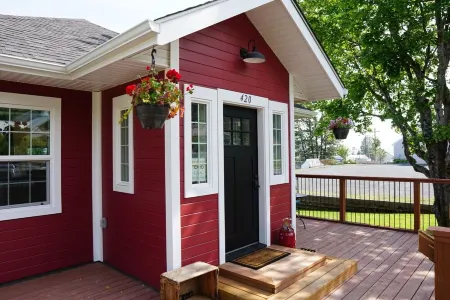 Sockeye house 420 3rd ave Large house located in downtown Accommodates up to 12