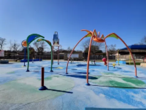 Remodeled home with firepit! 1 mile to Randolph AFB & 3 parks! Hoteles en Universal City