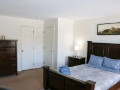 Mountain retreat/Hot Tub/Ski/Hike/Water Park/WIFI/Fire Pit Hotels in Durham