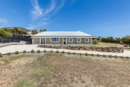 Vintners Retreat: Stylish Retreat near Sea & Vines Отели в г. Олдинга Бич