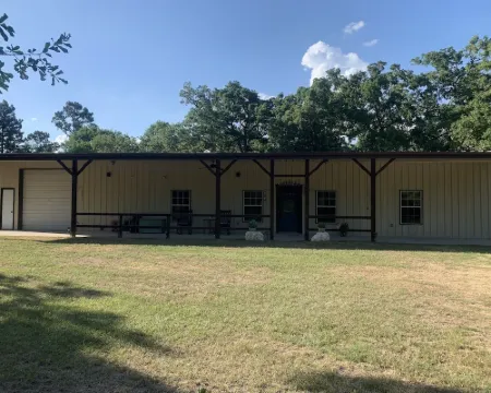 PERFECTLY CUTE COUNTRY BARDOMINIUM ON 11 ACRES Hotels in Grimes County