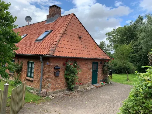 Idyllic farm cottage only 600 m from the Baltic Sea, natural beach, no car traffic Barkelsby 호텔