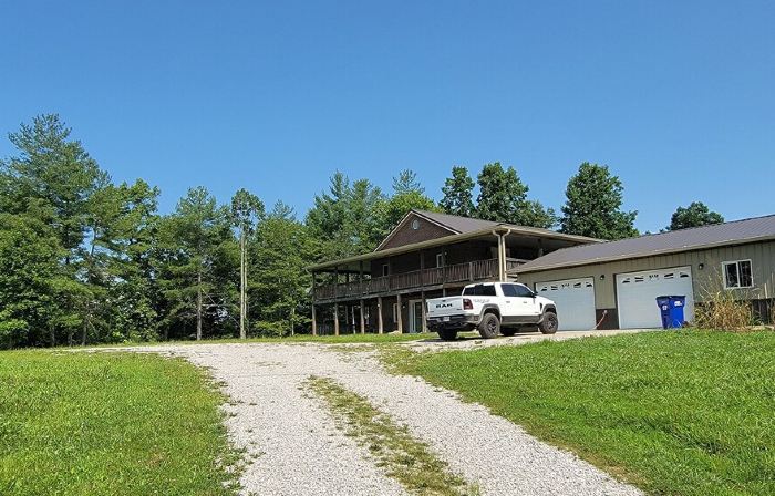 Farmhouse by the Lake with FAST Fiber Internet + Washer/Dryer!