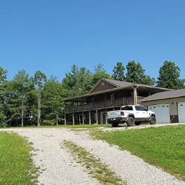 Farmhouse by the Lake with FAST Fiber Internet + Washer/Dryer!
