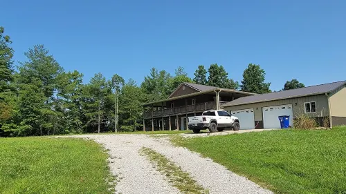 Farmhouse by the Lake with FAST Fiber Internet + Washer/Dryer!