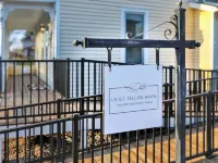 Adorable Little Yellow House, Prime Location! Downtown Pella, IA Hotels in Pella