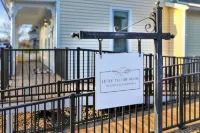 Adorable Little Yellow House, Prime Location! Downtown Pella, IA Hotels in Pella