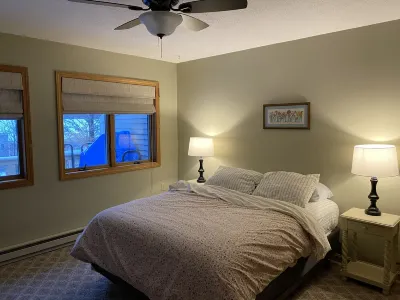2 bedroom (sleeps 6) cozy condo in the heart of North Conway, NH.