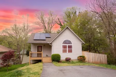 Mins to Avl, Game Room, Hot Tub, Pet Friendly + Free Netflix Hotels near Shoji Spa & Retreat
