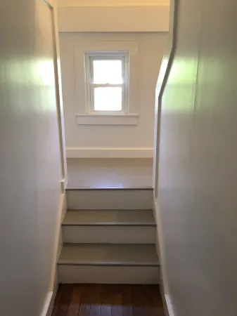 Located steps away to town park, hiking, popular & nationally recognized Main St Отели рядом с достопримечательностью «Track-Side Farm & Garden Center»