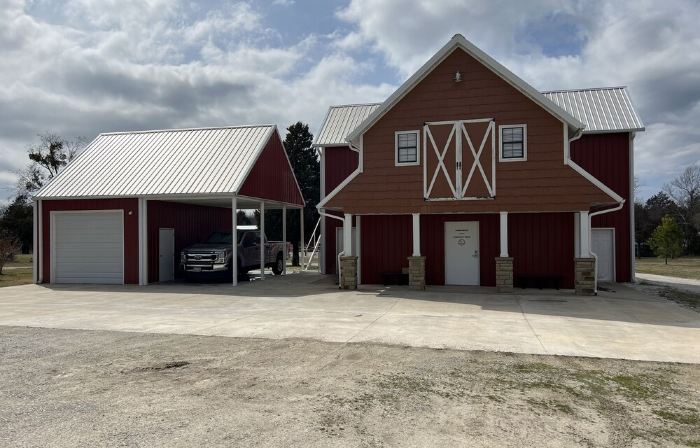 Tranquil 3-bedroom barn right next to Lake Tenkiller in Vian with WiFi, AC