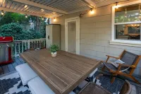 Pine Tree Hideaway with flat property/parking