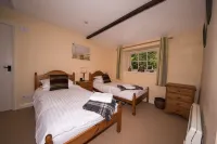 Beautifully appointed cottage in extensive grounds