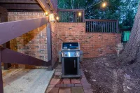 Oak Tree Oasis: private deck, grill, firepit.