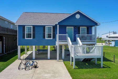 Ping-pong! Bikes! Games! Cute 3-br home in the heart of Crystal Beach, Texas! Отели рядом с достопримечательностью «Crystal Beach Spot»