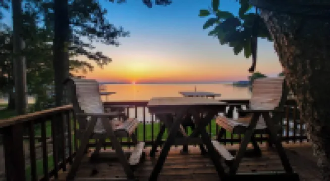 ‣ Lake Livingston Waterfront House, Sunset views. Deep water, Fishing, Kayaking.