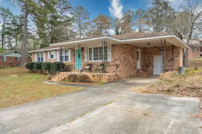 Charming 3 bdrm w/ GAME ROOM & King Sized Bed and TV in Every Room Hotels near Houston Church