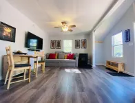 — Bear Bungalow Hot Springs — Fully Remodeled, Convenient Location