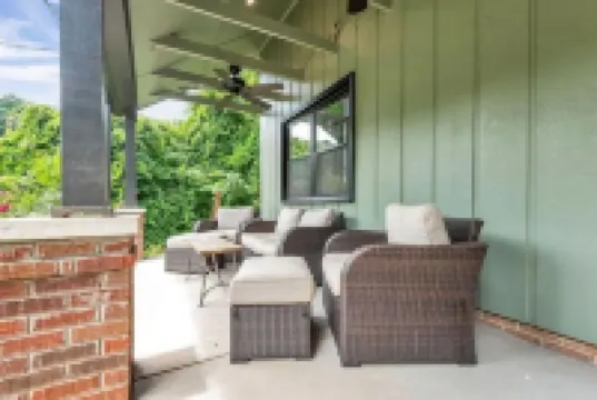 Modern 3 BR house in Belmont 貝爾蒙特酒店