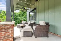 Modern 3 BR house in Belmont Hotels in South Point